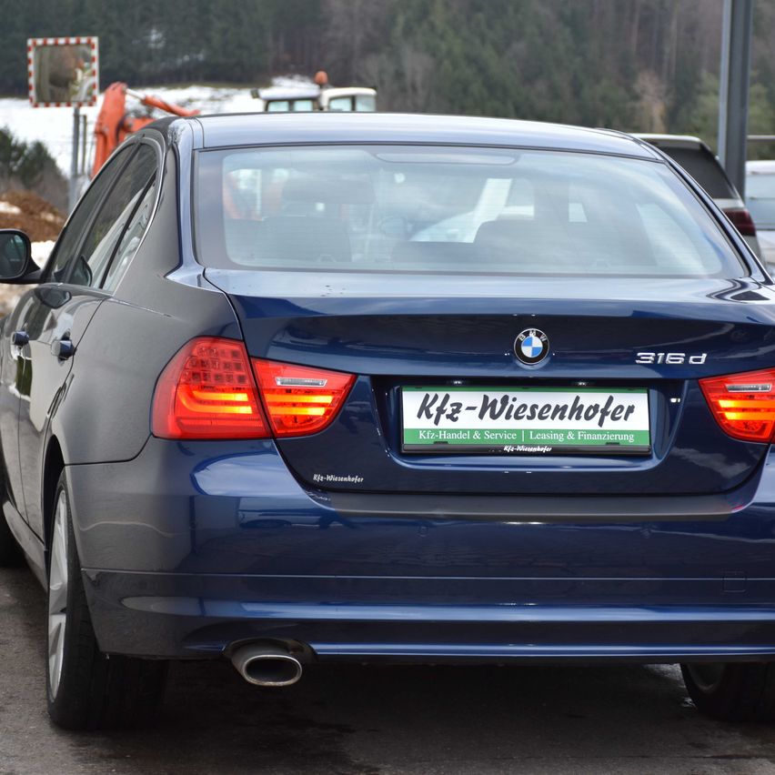 Bild enthält, Bumper, Transportation, Vehicle, License Plate, Car, Chair, Furniture, Person, Wheel