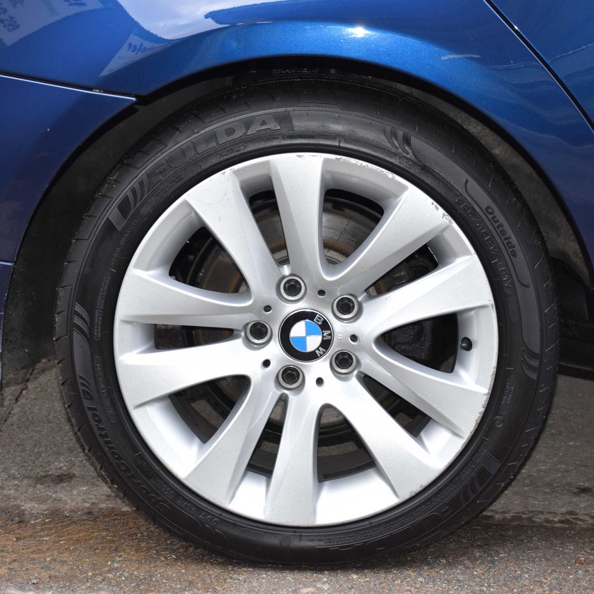 Bild enthält, Alloy Wheel, Car, Car Wheel, Machine, Spoke, Tire, Transportation, Vehicle, Wheel