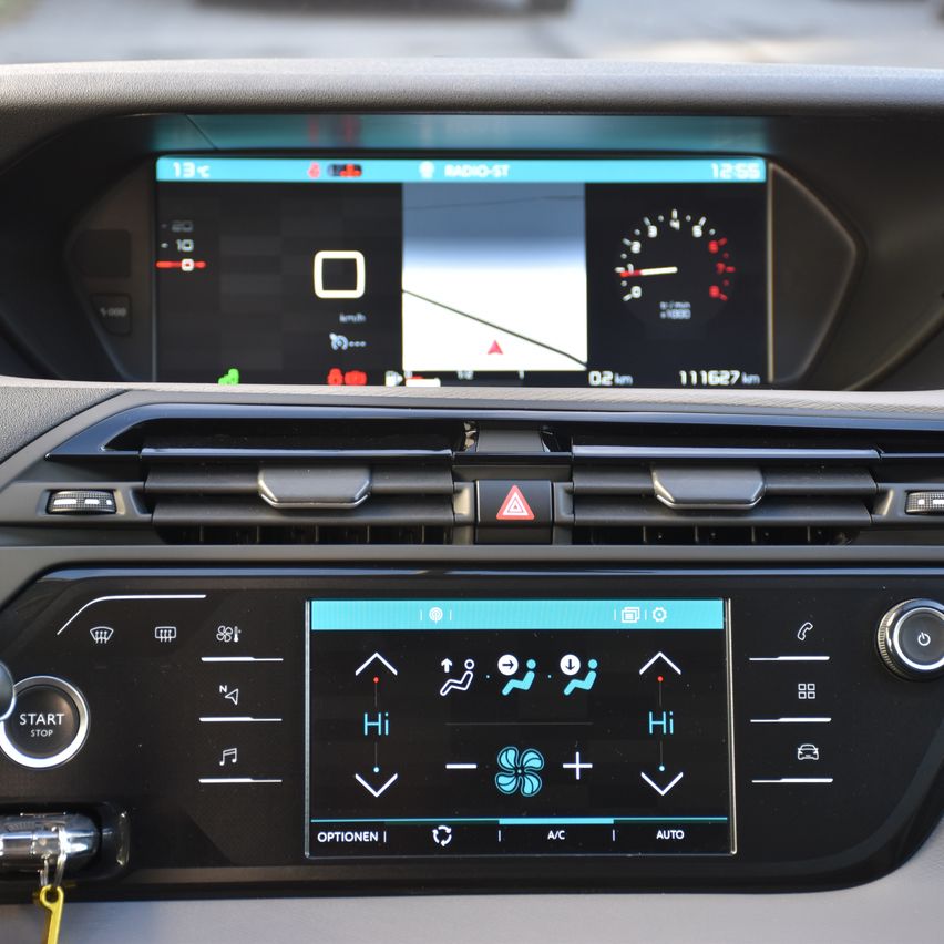 Auto-Armaturenbrett mit Tachometer, Navigation und Bedienoptionen. Die Geschwindigkeit beträgt 0 km/h mit einer Reichweite von 111627 km. Der Bildschirm zeigt Navigations- und Kontrollsymbole an.