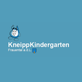 Das Logo für den Kneipp Kindergarten ist auf einem blauen Hintergrund abgebildet, mit einem Zeichentrickcharakter und dem Namen des Kindergartens.