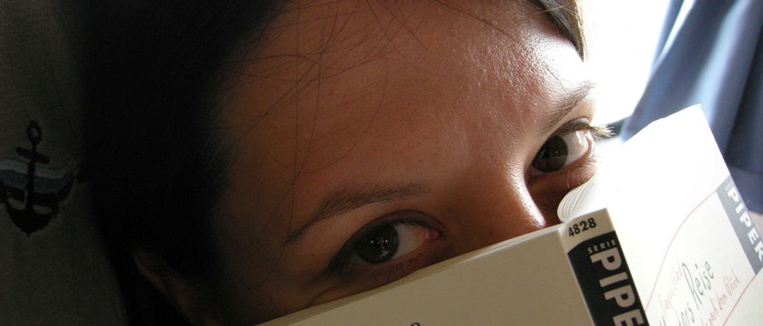 Bild enthält, Adult, Female, Person, Woman, Face, Book, Publication, Reading, Suit
