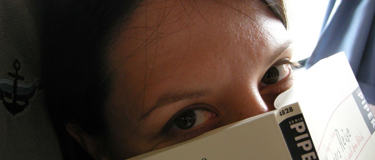 Bild enthält, Adult, Female, Person, Woman, Face, Book, Publication, Reading, Suit