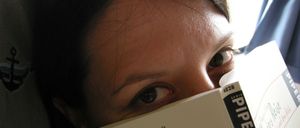 Bild enthält, Adult, Female, Person, Woman, Face, Book, Publication, Reading, Suit