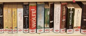 Bild enthält, Book, Publication, Shelf, Indoors, Library, Furniture, Bookcase, Shop