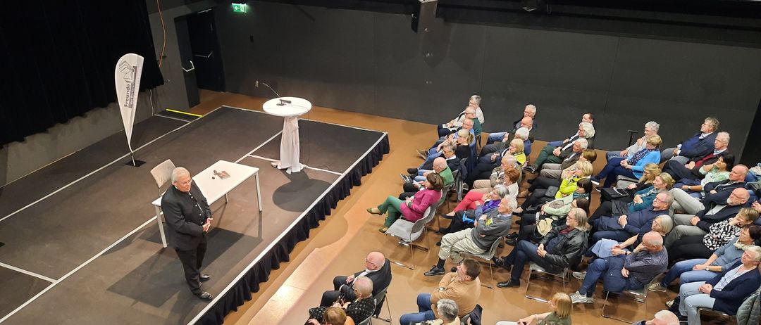 Bild enthält, People, Person, Crowd, Adult, Female, Woman, Classroom, School, Audience, Man