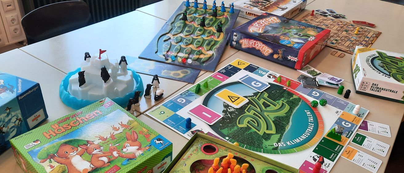 Bild enthält, Box, Desk, Furniture, Table, Game, Chair