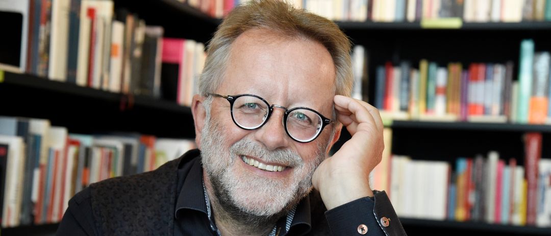 Bild enthält, Shelf, Book, Library, Publication, Adult, Male, Man, Person, Glasses, Face