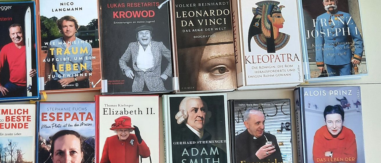 Bild enthält, Book, Publication, Adult, Female, Person, Woman, Male, Man, Library, Face