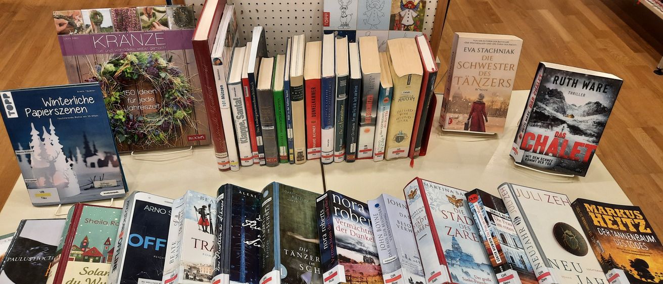 Bild enthält, Book, Publication, Indoors, Library, Furniture, Plant, Person, Shop, Bookcase