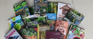 Büher über Garten und Natur, eines mit einer Kuh auf dem Cover, ein anderes mit einem Frosch und weitere mit verschiedenen Titeln.