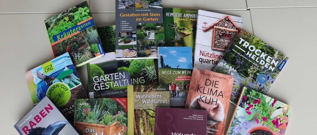 Büher über Garten und Natur, eines mit einer Kuh auf dem Cover, ein anderes mit einem Frosch und weitere mit verschiedenen Titeln.