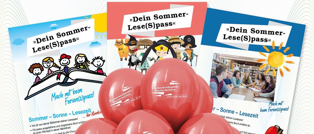 Eine Sammlung von Werbematerialien umfasst einen roten Rucksack, einen Stapel roter Ballons, einen Sommerlesepass und eine Leseliste. Die Materialien sind Teil einer Kampagne zur Förderung des Sommerlesens.