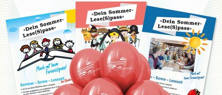Eine Sammlung von Werbematerialien umfasst einen roten Rucksack, einen Stapel roter Ballons, einen Sommerlesepass und eine Leseliste. Die Materialien sind Teil einer Kampagne zur Förderung des Sommerlesens.