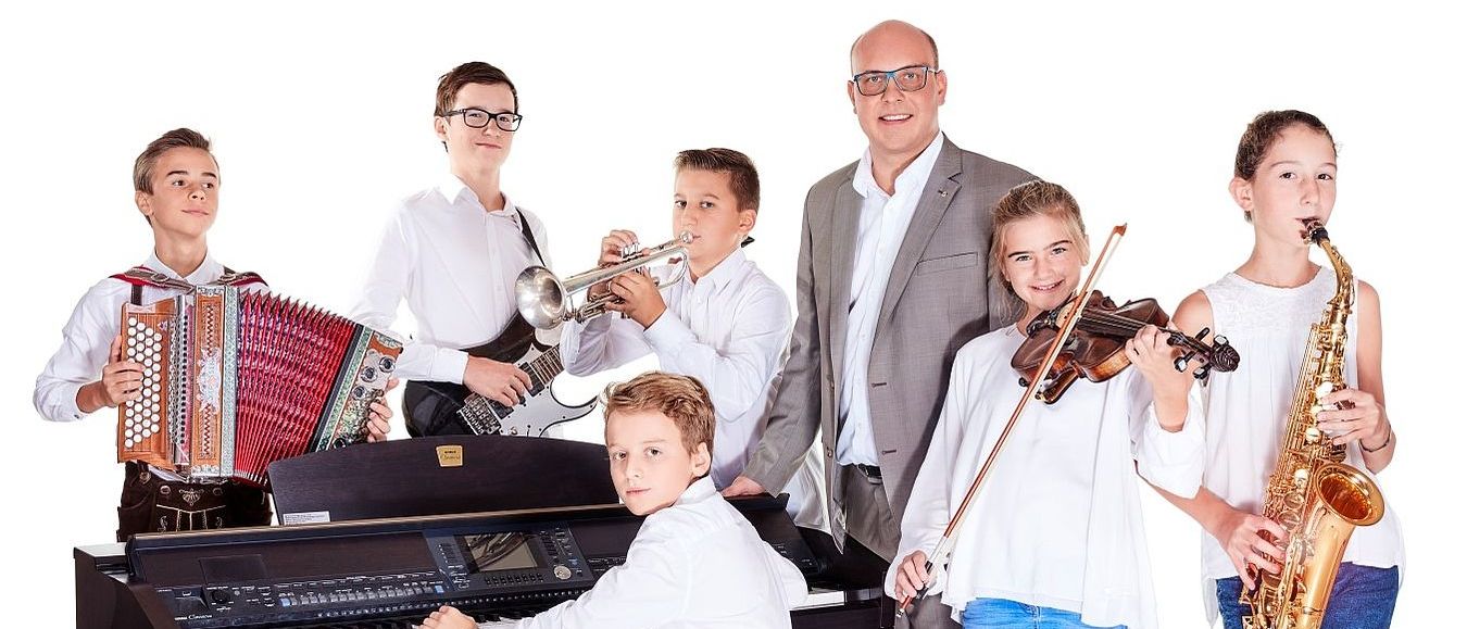 Bild enthält, Adult, Male, Man, Person, Piano, Female, Girl, Teen, Boy, Child