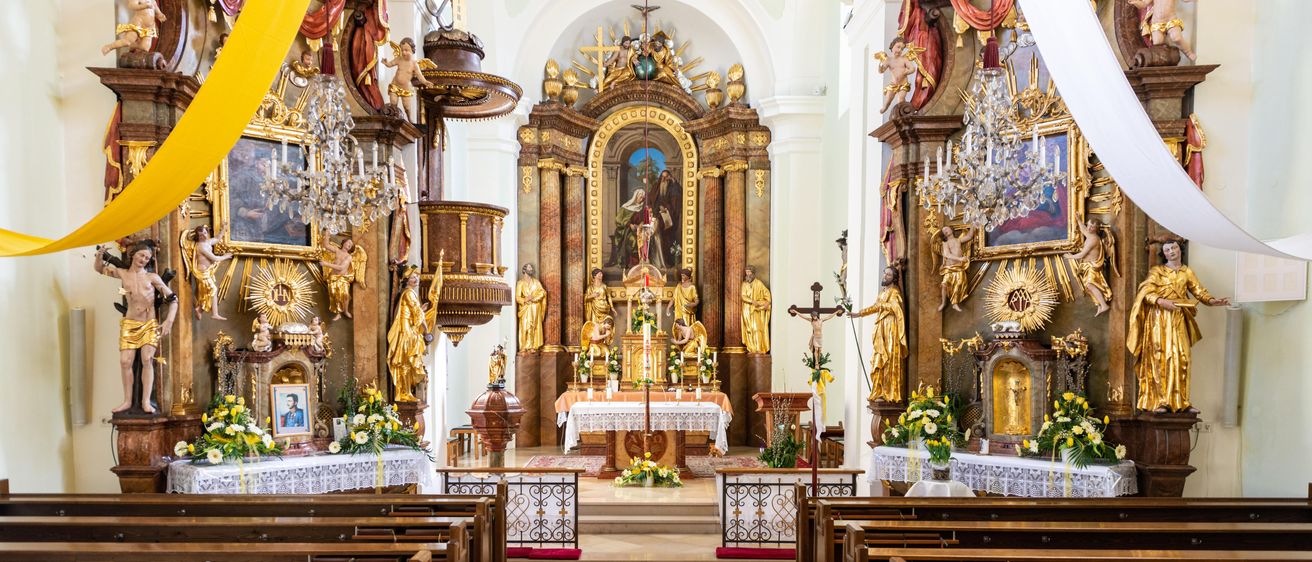 Bild enthält, Altar, Architecture, Building, Church, Prayer, Indoors, Person, Chapel