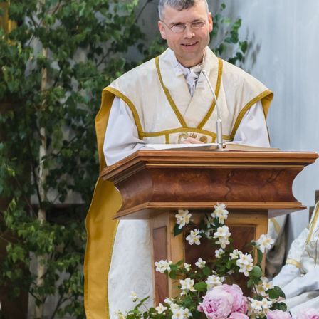 Bild enthält, Flower, Flower Arrangement, Person, Crowd, Flower Bouquet, Glasses, People, Tie, Audience, Rose