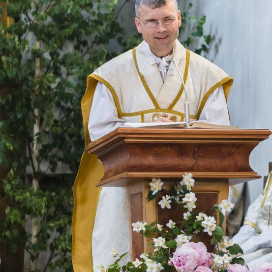 Bild enthält, Flower, Flower Arrangement, Person, Crowd, Flower Bouquet, Glasses, People, Tie, Audience, Rose