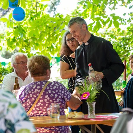 Bild enthält, Flower, Flower Arrangement, Flower Bouquet, Adult, Female, Person, Woman, Restaurant, Male, Man
