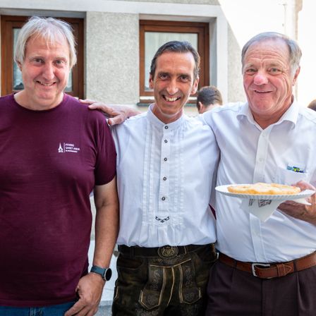 Bild enthält, Clothing, Shirt, Adult, Male, Man, Person, Face, Head, Shorts