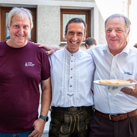 Bild enthält, Clothing, Shirt, Adult, Male, Man, Person, Face, Head, Shorts