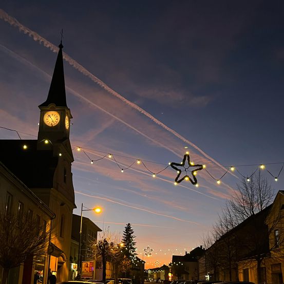 Bild enthält, Architecture, Building, Clock Tower, Tower, Spire, Person, Car, Transportation, Vehicle