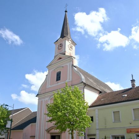 Bild enthält, Clock Tower, Tower, Spire, Car, Plant