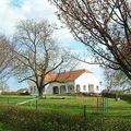 Bild enthält, Grass, Housing, Villa, Cottage, Lawn, Neighborhood, Outdoors, Nature, Yard, Tree