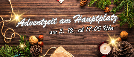 Auf einer Holzoberfläche befinden sich ein verpacktes Geschenk, Tannenzapfen und ein Brief mit der Aufschrift Hauptzeit am Hauptzeit am 5. 12. ab 17:00.