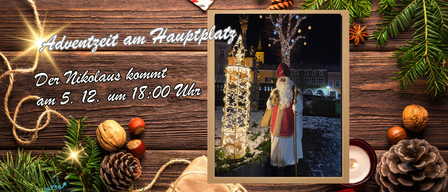 Ein Bild eines Weihnachtsmanns vor einem beleuchteten Baum mit einem hölzernen Hintergrund und Text in Deutsch.