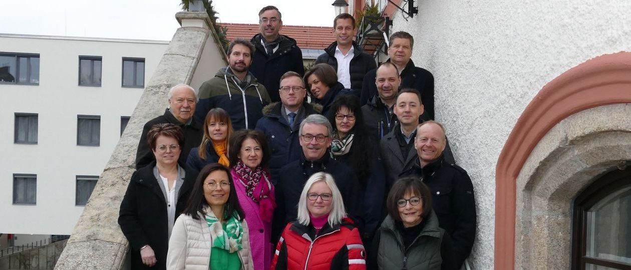 Bild enthält, Pants, Coat, Jacket, Shelter, People, Portrait, City, Jeans, Blazer, Street