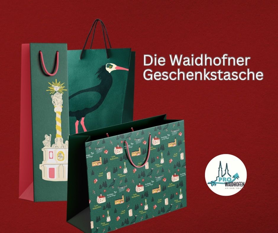 Drei grüne Geschenktüten sind auf rotem Hintergrund abgebildet. Die Tüten sind mit Illustrationen von Häusern und Bäumen verziert. Der Text auf den Tüten lautet 'Die Waidhofner Geschenktasche'.