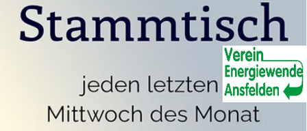 Ein Schild zeigt 'Stammtisch, jeden letzten Mittwoch des Monats, Verein Energiewende Ansfelden' mit einem Pfeil nach rechts.