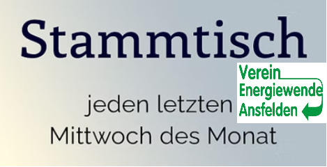 Ein Schild zeigt 'Stammtisch, jeden letzten Mittwoch des Monats, Verein Energiewende Ansfelden' mit einem Pfeil nach rechts.