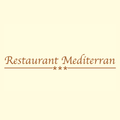 Ein beige Hintergrund mit 'Restaurant Mediterran' in brauner Schrift und drei Sternen darunter.