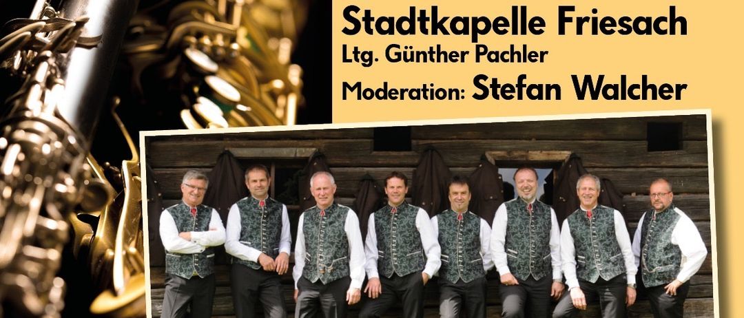 Plakat für Orchester-Veranstaltung am 18. Oktober 2025 um 19:30 Uhr in Friesach. Zeigt ein Gruppenfoto von sechs Männern in traditioneller Kleidung, mit Musikinstrumenten im Hintergrund. Veranstaltet von DA-8GSong und Stadtkapelle Friesach, moderiert von Stefan Walcher.