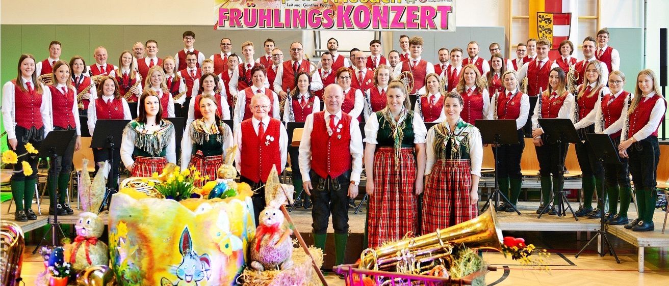 Bild enthält, People, Person, Boy, Child, Male, Group Performance, Celebrating, Flower Arrangement, Wheel, Suit