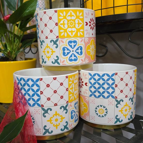 Bild enthält, Cup, Lamp, Flower, Flower Arrangement, Plant, Lampshade, Cookware, Pot, Art