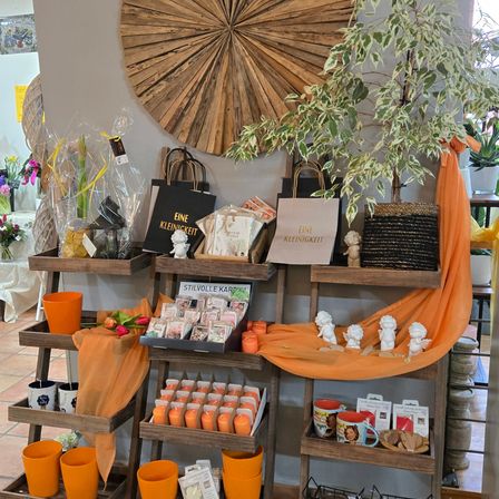 Bild enthält, Indoors, Interior Design, Floor, Flooring, Cafeteria, Restaurant, Wood, Potted Plant, Handbag, Flower Arrangement