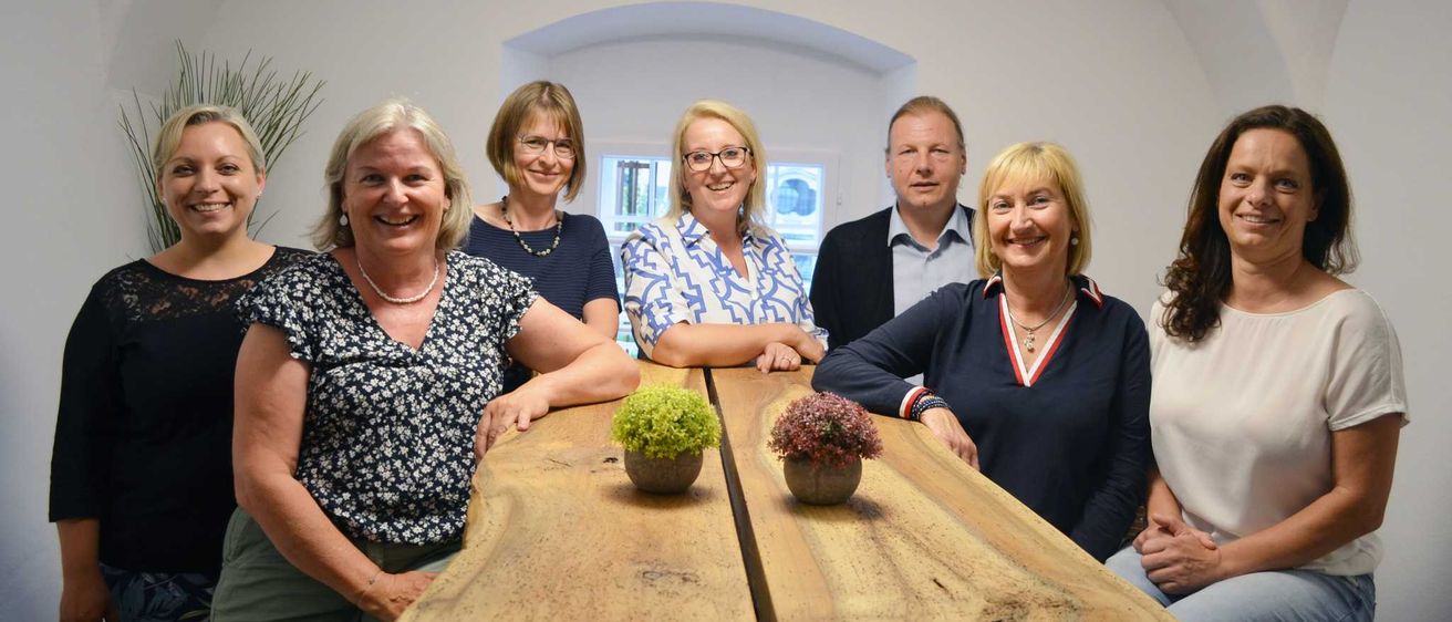 Bild enthält, People, Person, Photography, Portrait, Adult, Female, Woman, Blouse, Table, Wood