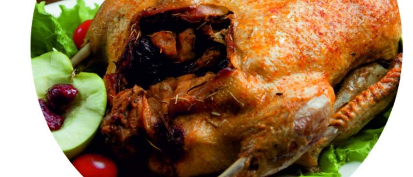 Ein Menüposter mit einem gebratenen Huhn auf einem weißen Teller mit Salat und Tomaten. Der Datumsbereich vom 7. November bis 16. November ist angegeben.