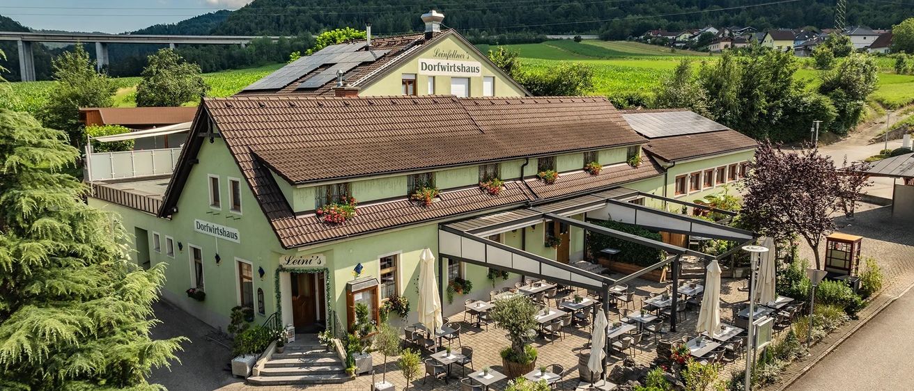 Bild enthält, Outdoors, Architecture, Building, Housing, Nature, Plant, Aerial View, House, Countryside, Driveway