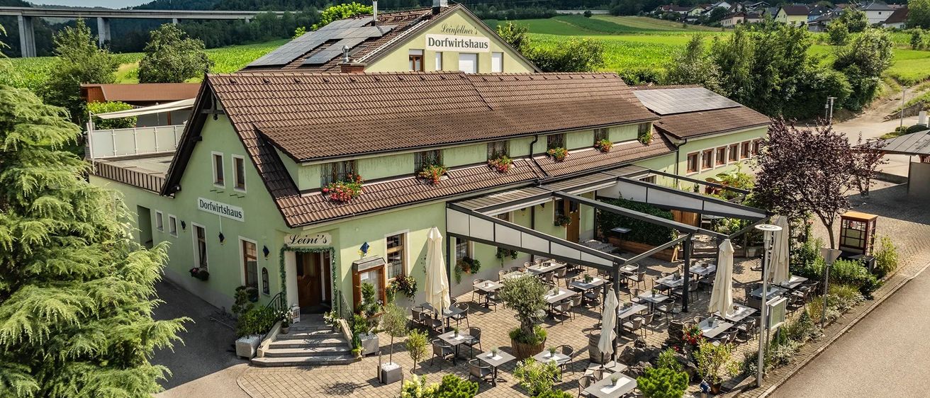 Bild enthält, Outdoors, Architecture, Building, Housing, Nature, Plant, Aerial View, House, Countryside, Driveway