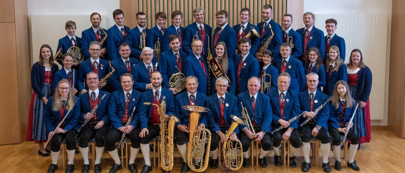 Bild enthält, Group Performance, Person, Music, Music Band, Musical Instrument, Musician, Performer, People, Indoors, Suit