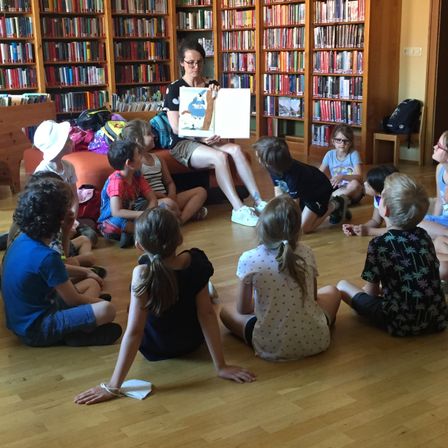 Bild enthält, Book, Library, Publication, Wood, Hardwood, Flooring, Child, Female, Girl, Person