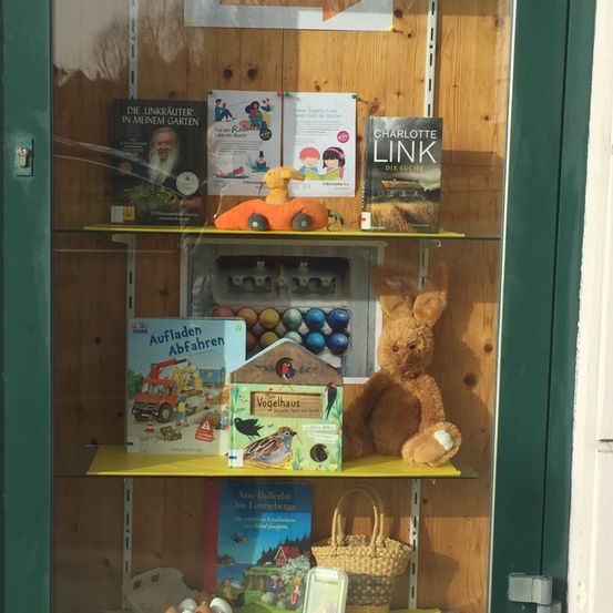 Bild enthält, Shelf, Cupboard, Furniture, Book, Handbag, Cabinet, Person, Shop, Bird, Teddy Bear