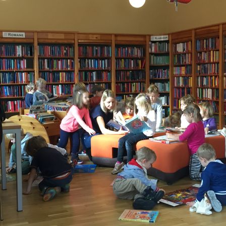 Bild enthält, Book, Library, Publication, Building, Boy, Child, Male, Person, Female, Girl