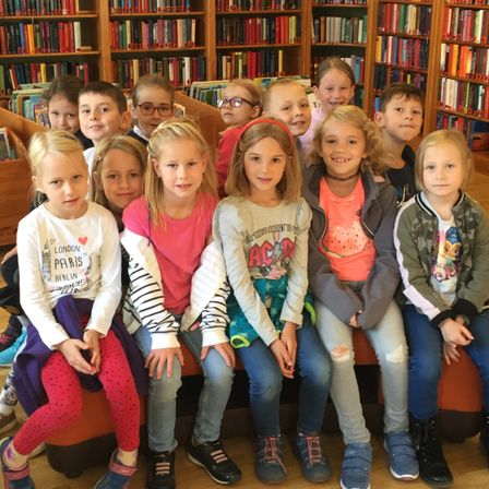 Bild enthält, Book, Library, Publication, Pants, People, Person, Child, Female, Girl, Shoe