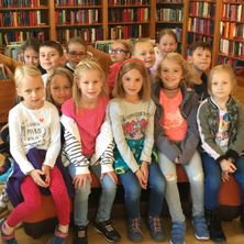 Bild enthält, Book, Library, Publication, Pants, People, Person, Child, Female, Girl, Shoe