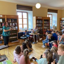 Bild enthält, Book, Library, Publication, Adult, Female, Person, Woman, Child, Girl, Building