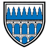 Ein Schild mit blauem Hintergrund, das sieben blaue Kiefern und eine Reihe blauer Bögen darunter zeigt.